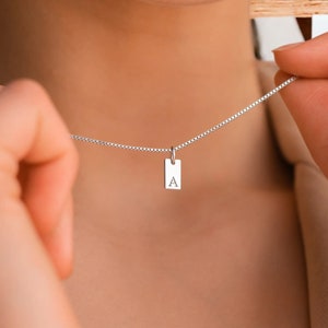 Delicado collar con etiqueta inicial - Chapado en oro de 18 quilates - Colgante de letra personalizado grabado en cadena de caja - Regalos para ella - Joyería para mujer