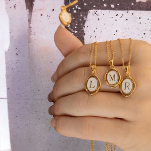 Colgante ovalado con letra inicial - Collar con dije de oro esmaltado blanco para mujer