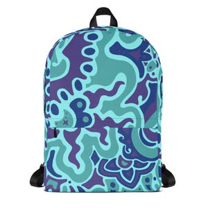 Puede incluir: Una mochila con un patrón abstracto vibrante en tonos turquesa, morado y azul. La mochila tiene un bolsillo frontal, correas negras y un asa superior. El diseño es una forma orgánica repetitiva.