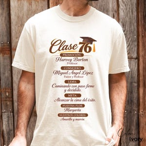 May include: An ivory t-shirt featuring brown text and a graduation cap graphic. The print includes the text: Clase 76, PROMOCIÓN: Harvey Borton Profesor, CONSEJERO: Miguel Ángel López Pastor y Profesor, LEMA: Caminando con paso firme y decidido.