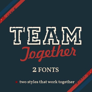 Könnte beinhalten: Ein dunkelblaues Grafikdesign mit dem weißen, abgenutzten Text TEAM, dem roten Schreibschrifttext Together sowie dem weißen Text 2 FONTS und two styles that work together. Rote und blaue Diagonalstreifen rahmen die Ecken ein.