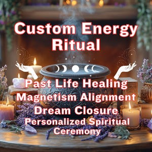 Puede incluir: Imagen de un caldero humeante, rodeado de velas, flores y cristales. El texto superpuesto dice "Custom Energy Ritual" y enumera servicios como "Sanación de vidas pasadas" y "Cierre de sueños". Tema espiritual.