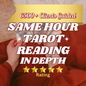 Puede incluir: Imagen con texto: "6500+ Clients Guided, SAME HOUR TAROT READING IN DEPTH, Rating". Manos sosteniendo cartas del tarot. Cinco estrellas doradas en la parte inferior. El fondo es de color marrón rojizo.