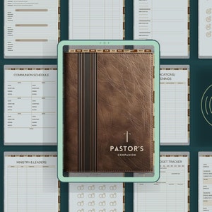 Könnte beinhalten: Ein brauner ledergebundener Planer mit einem goldenen Kreuz und dem Text "PASTOR'S COMPANION". Der Planer enthält einen Monatskalender und Seiten für Notizen, Zeitpläne und Budgets.