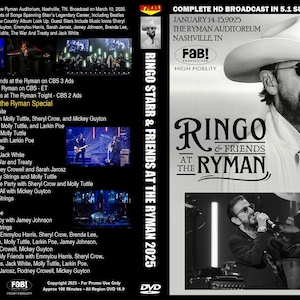 Puede incluir: Una portada de DVD para un concierto con Ringo Starr y sus amigos en el Ryman Auditorium en Nashville, Tennessee. La portada presenta una foto en blanco y negro de Ringo Starr con un sombrero de vaquero y una camisa blanca. El texto en la portada dice "Ringo Starr & Friends at the Ryman 2025" y "Complete HD Broadcast in 5.1 Surround Sound".