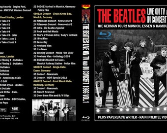 Könnte beinhalten: Ein Blu-ray-Disc-Gehäuse mit einem Schwarzweißfoto der Beatles, die live auf der Bühne auftreten. Das Gehäuse enthält eine Liste von Songs und Konzertdaten ihrer deutschen Tournee 1966. Der Text auf dem Gehäuse lautet "The Beatles Live on TV and in Concert 1966 Vol. 1 The German Tour! Munich, Essen & Hamburg Germany".