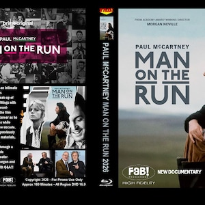 Op de afbeelding: Blu-ray disc voor de documentaire "Paul McCartney: Man on the Run". De cover toont Paul McCartney, de titel in grote letters en een Dalmatische hond. De disc is een nieuwe documentaire.