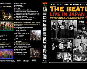 Könnte beinhalten: Ein Blu-ray-Disc-Gehäuse mit einem Schwarzweißfoto der Beatles, die live in Konzert auftreten. Das Gehäuse trägt den Titel "The Beatles Live in Japan" und zeigt die Daten 30. Juni 1966 und 1. Juli 1966. Das Gehäuse enthält auch den Text "Electrifying Live Performances at the Nippon Budokan in Tokyo".