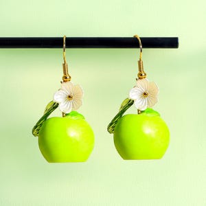 Apfel Ohrringe - Grünes Obst Anhänger Schmuck, Süßes Lehrer Accessoire, Lustiges Essen inspiriertes Apfel Geschenk, Botanische Ohrringe zum Schulanfang