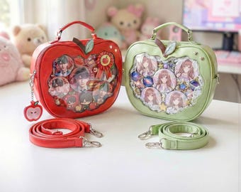 Bolsa Ita Maçã Vermelha · Mochila Transversal 3 em 1 · Couro Vegano · Expositor de Pins Divertido