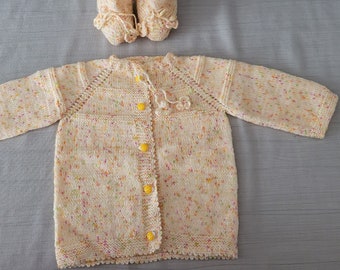 Ensemble cardigan et chaussons pour bébé tricotés à la main dans des couleurs vives