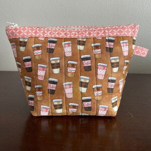 Borsa per il trucco in cotone trapuntato Modello caffè marrone chiaro con finiture color salmone Borsa per cosmetici
