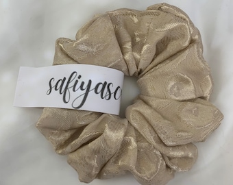 Mooie handgemaakte gouden luipaard scrunchie