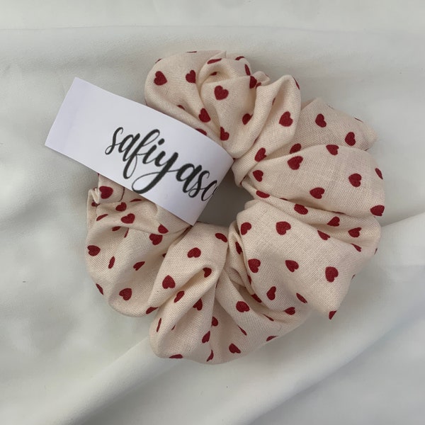 Handgemachter süßer Herzen Scrunchie