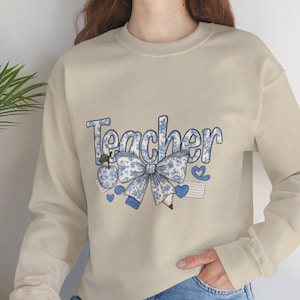 Chinoiserie Lehrer Sweatshirt, Kokette Ästhetik Rundhalsausschnitt, Elegantes feminines Kleid, Geschenk für Lehrer, French Country Vibes