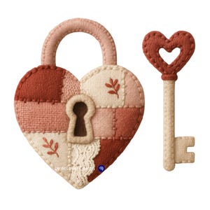 Puede incluir: Un juego de cerradura y llave en forma de corazón. La cerradura es un patchwork de telas rojas, rosas y crema, con un ojo de cerradura y un asa rosa. La llave tiene una cabeza en forma de corazón y un vástago color crema. Hojas decorativas bordadas en la cerradura.