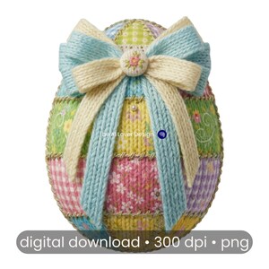 Può includere: Un uovo di Pasqua decorativo con un design patchwork nei colori pastello. L'uovo presenta un grande fiocco realizzato con filato di maglia blu chiaro e color crema. L'uovo è adornato con un piccolo abbellimento floreale e una perla. Il testo "digital download • 300 dpi • png" è in basso.