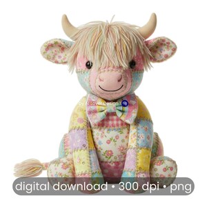 Può includere: Un peluche patchwork colorato a forma di mucca delle Highlands con naso rosa, corna color crema e un papillon. La mucca ha una criniera arruffata e multicolore ed è realizzata con vari tessuti floreali e fantasia. Il testo "digital download • 300 dpi • png" è in basso.