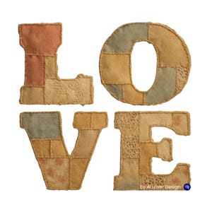 Puede incluir: La palabra "LOVE" en letras de tela de patchwork. Cada letra está compuesta por cuadrados de tela en tonos beige, melocotón y verde, con un borde cosido. Las letras están sobre un fondo blanco. Diseño artesanal.