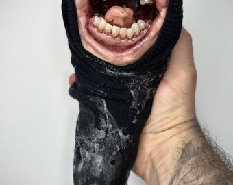 Sculpture de créature en chaussettes de sperme