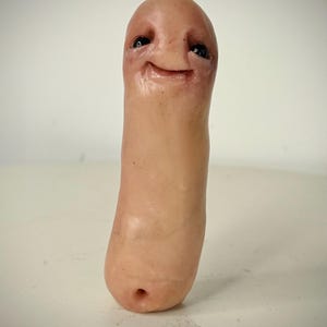 Lange Bohne - Surreale Kreatur aus Polymer Clay | Niedliche und Seltsame handgefertigte Skulptur | Schräge Künstlerpuppe Sammlerstück Bild 4