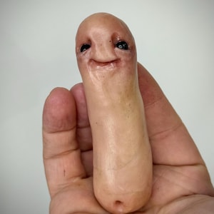 Lange Bohne - Surreale Kreatur aus Polymer Clay | Niedliche und Seltsame handgefertigte Skulptur | Schräge Künstlerpuppe Sammlerstück Bild 2