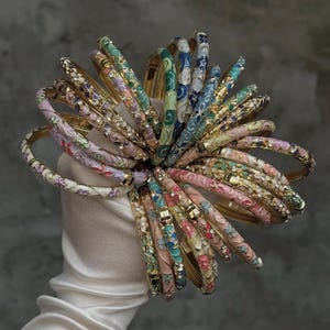 Brazalete vintage de esmalte floral • Brazalete de flores doradas pintadas a mano