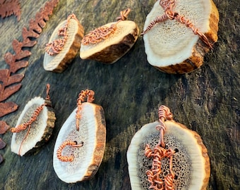 Colgante de collar de asta con alambre de cobre genuino