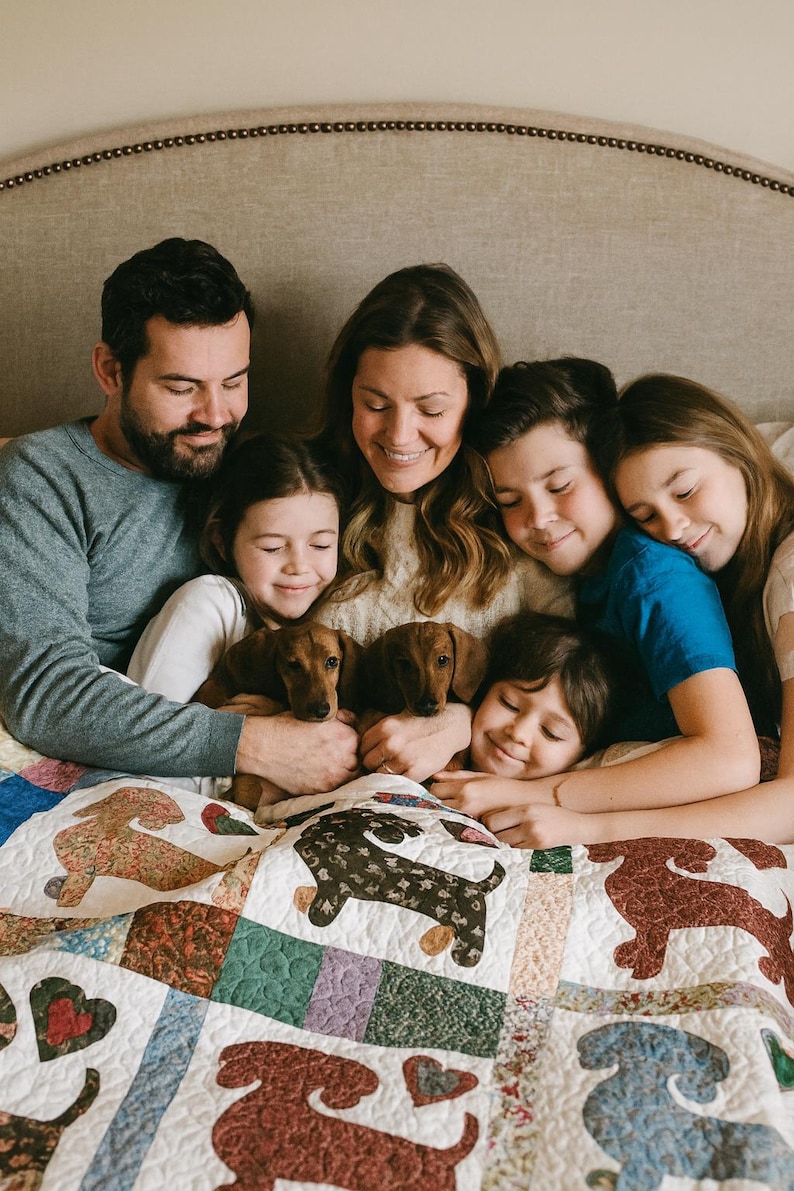 Pu&ograve; includere: Una famiglia di sette persone, tra cui due cuccioli di bassotto, si coccola su un letto. La trapunta presenta un design patchwork con sagome di cani e forme di cuore. La scena &egrave; calda e accogliente, con un'illuminazione soffusa.