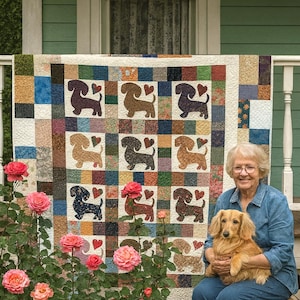 Könnte beinhalten: Handgefertigte Patchwork-Decke mit Dackel-Silhouetten und Herz-Akzenten. Die Decke zeigt ein Patchwork-Design mit Quadraten in verschiedenen Farben und Mustern. Eine Frau und ein Hund sind im Vordergrund, vor der Decke.