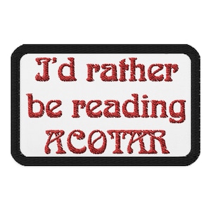 Peut inclure: Patch brodé rouge avec une bordure noire. Le patch indique "I'd rather be reading ACOTAR".