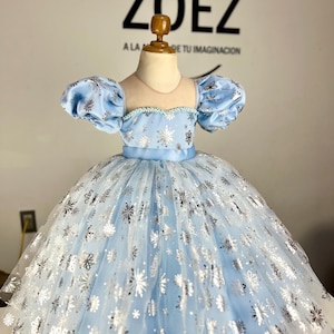 Costume inspired by a frozen with cape for girls. Girl&#39;s blue dress with snow sparkles. Frozen birthday dress. Dress for special occasions.