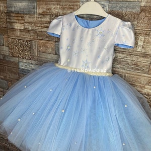 Costume inspired by a frozen adventure. Girl&#39;s blue dress with snow sparkles. Frozen birthday dress. Dress for special occasions.