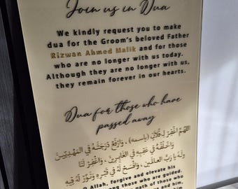Könnte beinhalten: Ein beigefarbenes Acrylschild mit schwarzen und goldenen Buchstaben. Das Schild lautet "Join us in Dua" und enthält ein Gebet für die Verstorbenen in Arabisch und Englisch.