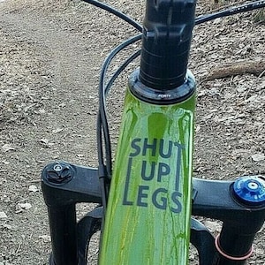 2 Stück SHUT UP LEGS Aufkleber für dein Fahrrad Fahrrad Rahmen Helm rot weiß schwarz gold Bild 1