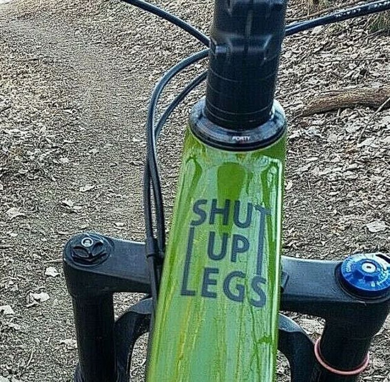 2 Stück SHUT UP LEGS Aufkleber für dein Fahrrad Fahrrad Rahmen Helm rot weiß schwarz gold Bild 1