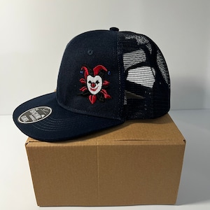 Joker La SNAP MESH es la versión trucker de la familia de viseras planas. Perfecta para cualquier situación: moda, eventos, merchandising y más