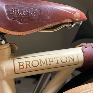 Brompton Aufkleber Aufkleber für Rahmen Vinyl Grafiken Fahrradhelm mtb Straße schwarz rot neu