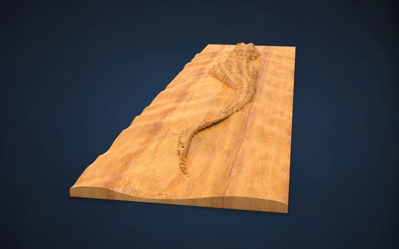 K&ouml;nnte beinhalten: Eine Holz-Wanddekoration mit einem geschnitzten Krokodil-Design. Das Krokodil ist braun und hat eine strukturierte Oberfl&auml;che. Das Holz ist hellbraun und hat ein wellenf&ouml;rmiges Muster.
