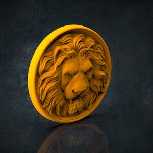 Op de afbeelding: Een gouden leeuwenkop sculptuur met een gedetailleerde manen en een woeste uitdrukking. Het beeld is rond en heeft een verhoogde rand.