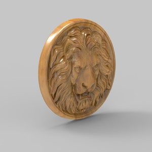 Op de afbeelding: Een houten carving van een leeuwenkop, met gedetailleerde kenmerken en een realistische uitdrukking. De carving is rond en heeft een gladde, gepolijste afwerking.