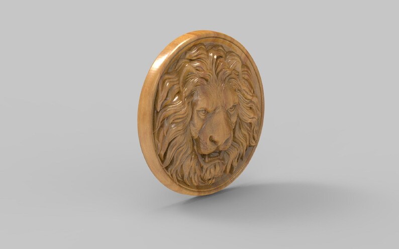 Op de afbeelding: Een houten carving van een leeuwenkop, met gedetailleerde kenmerken en een realistische uitdrukking. De carving is rond en heeft een gladde, gepolijste afwerking.