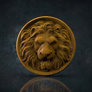 Op de afbeelding: Een houten carving van een leeuwenkop, met een gedetailleerde manen en een woeste uitdrukking. De carving is rond en heeft een natuurlijke houtkleur.