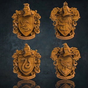 Peut inclure: Quatre blasons en bois, chacun représentant une maison différente de Poudlard : Gryffondor, Poufsouffle, Serpentard et Serdaigle. Les blasons sont sculptés avec la mascotte de la maison et le nom de la maison.