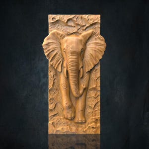Pode incluir: Escultura em madeira detalhada de um elefante em uma moldura retangular. O elefante é retratado caminhando para frente, com a tromba estendida e as orelhas abertas. A escultura é em tons de marrom, com grão e textura de madeira visíveis.