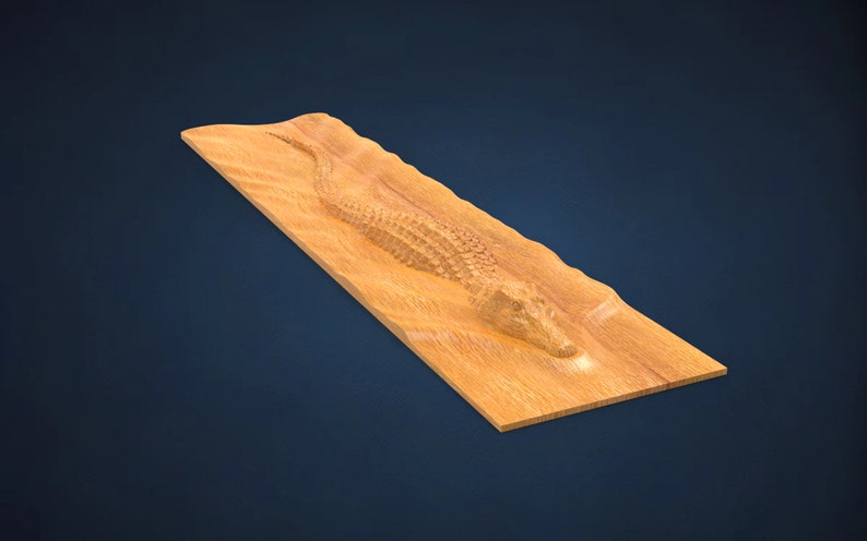 K&ouml;nnte beinhalten: Eine Holz-Wandplakette mit einem geschnitzten Krokodil-Design. Das Krokodil ist dargestellt, wie es im Wasser schwimmt, mit Kopf und Schwanz sichtbar. Die Plakette ist aus hellbraunem Holz gefertigt und hat eine nat&uuml;rliche Holzmaserung.