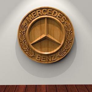 Puede incluir: Una placa de pared de madera con el logotipo de Mercedes-Benz. El logotipo es una estrella de tres puntas rodeada de una corona de laurel. Las palabras "Mercedes" y "Benz" están escritas alrededor de la estrella.
