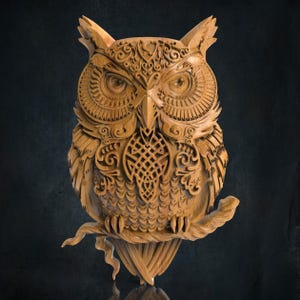 Könnte beinhalten: Eine hölzerne Eulenskulptur mit aufwendigen Schnitzereien und einem keltischen Knotendesign auf der Brust. Die Eule sitzt auf einem Ast mit ausgebreiteten Flügeln.