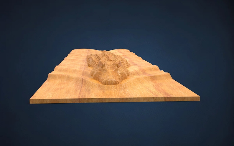 K&ouml;nnte beinhalten: Ein Wandbild aus Holz mit einem geschnitzten Krokodil-Design. Das Krokodil ist aus der Holzoberfl&auml;che herausgearbeitet und erzeugt so einen 3D-Effekt.