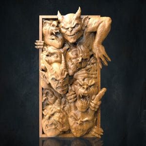 Op de afbeelding: Een houten reliëfsculptuur met meerdere groteske gezichten met hoorns, hoektanden en grimmige uitdrukkingen. De gezichten zijn gebeeldhouwd in een rechthoekig frame, met een natuurlijke houten afwerking. Het algemene thema is gotisch of fantasie.